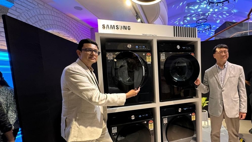 <div class="paragraphs"><p>(From Left-Right) Saurabh Baishakhia, Sr. Director, Digital Appliances Business, Samsung India and Richard Oh, Corporate VP Samsung Southwest Asia at the launch of new Bespoke AI washing machines.</p></div>